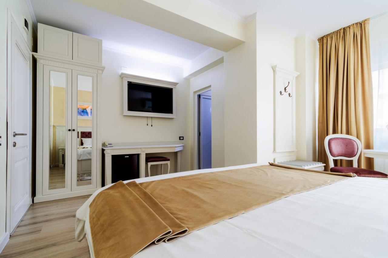 Hotel Central - Бэи­ле-Олэ­неш­ти Экстерьер фото