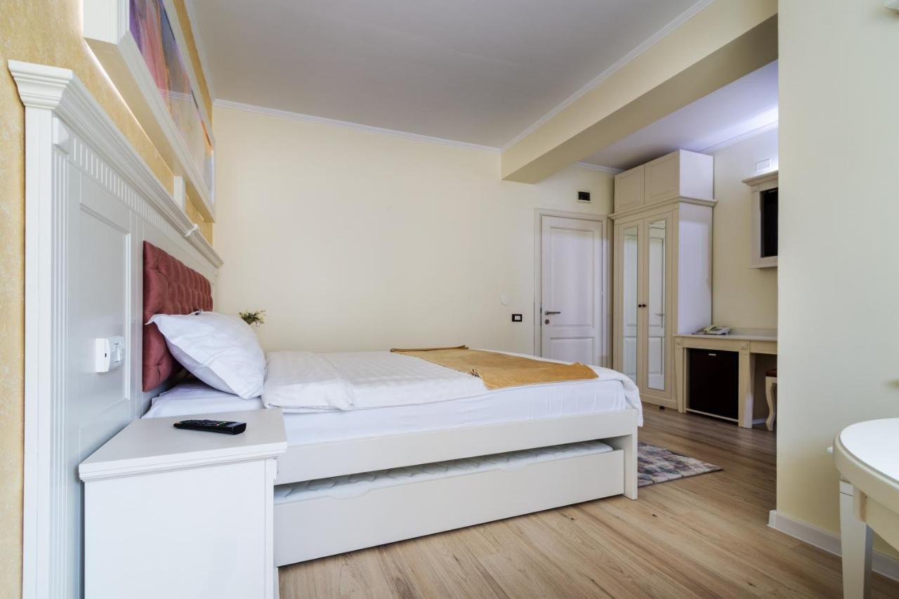 Hotel Central - Бэи­ле-Олэ­неш­ти Экстерьер фото