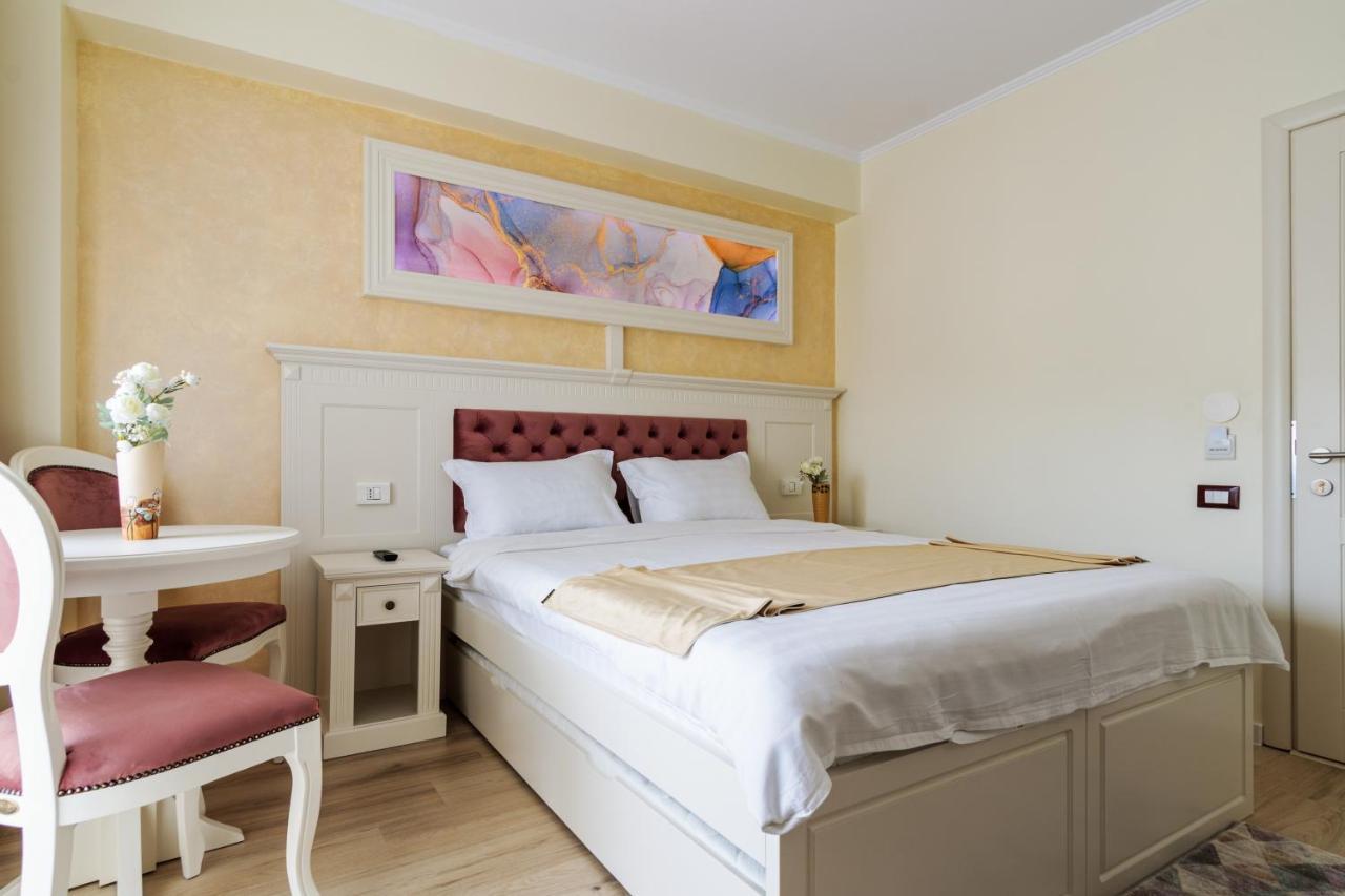 Hotel Central - Бэи­ле-Олэ­неш­ти Экстерьер фото