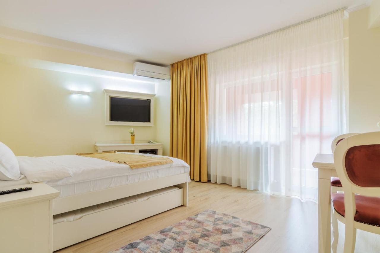 Hotel Central - Бэи­ле-Олэ­неш­ти Экстерьер фото