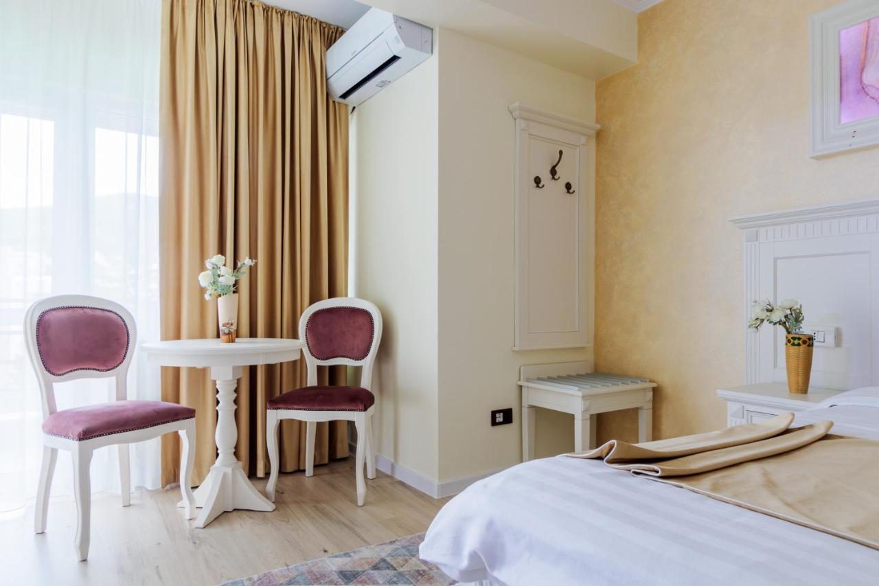 Hotel Central - Бэи­ле-Олэ­неш­ти Экстерьер фото