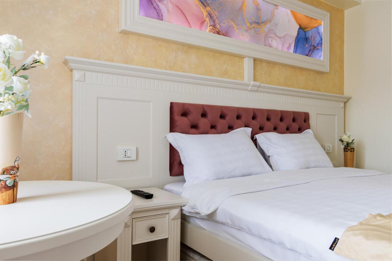 Hotel Central - Бэи­ле-Олэ­неш­ти Экстерьер фото
