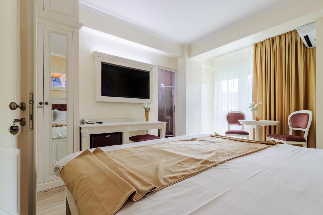 Hotel Central - Бэи­ле-Олэ­неш­ти Экстерьер фото
