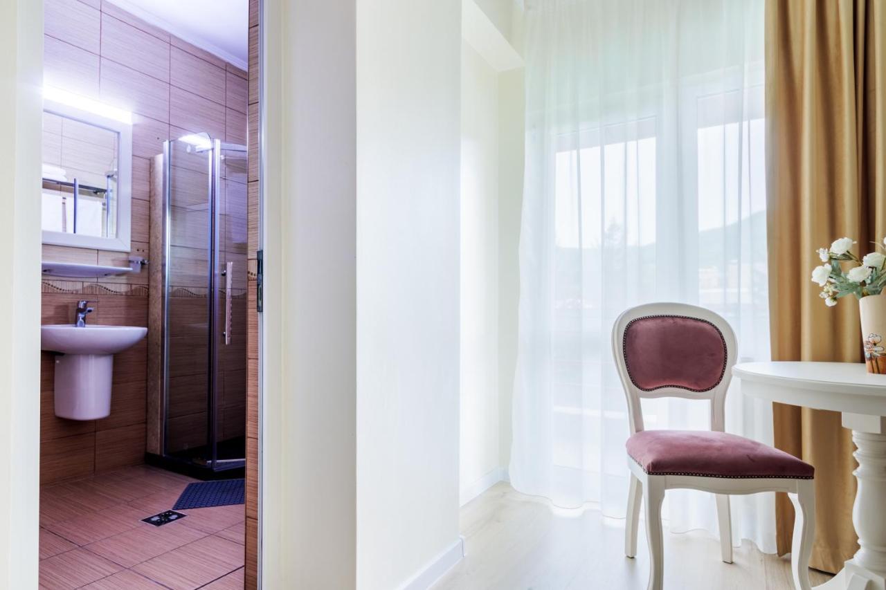 Hotel Central - Бэи­ле-Олэ­неш­ти Экстерьер фото