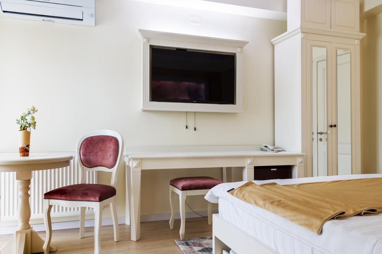 Hotel Central - Бэи­ле-Олэ­неш­ти Экстерьер фото