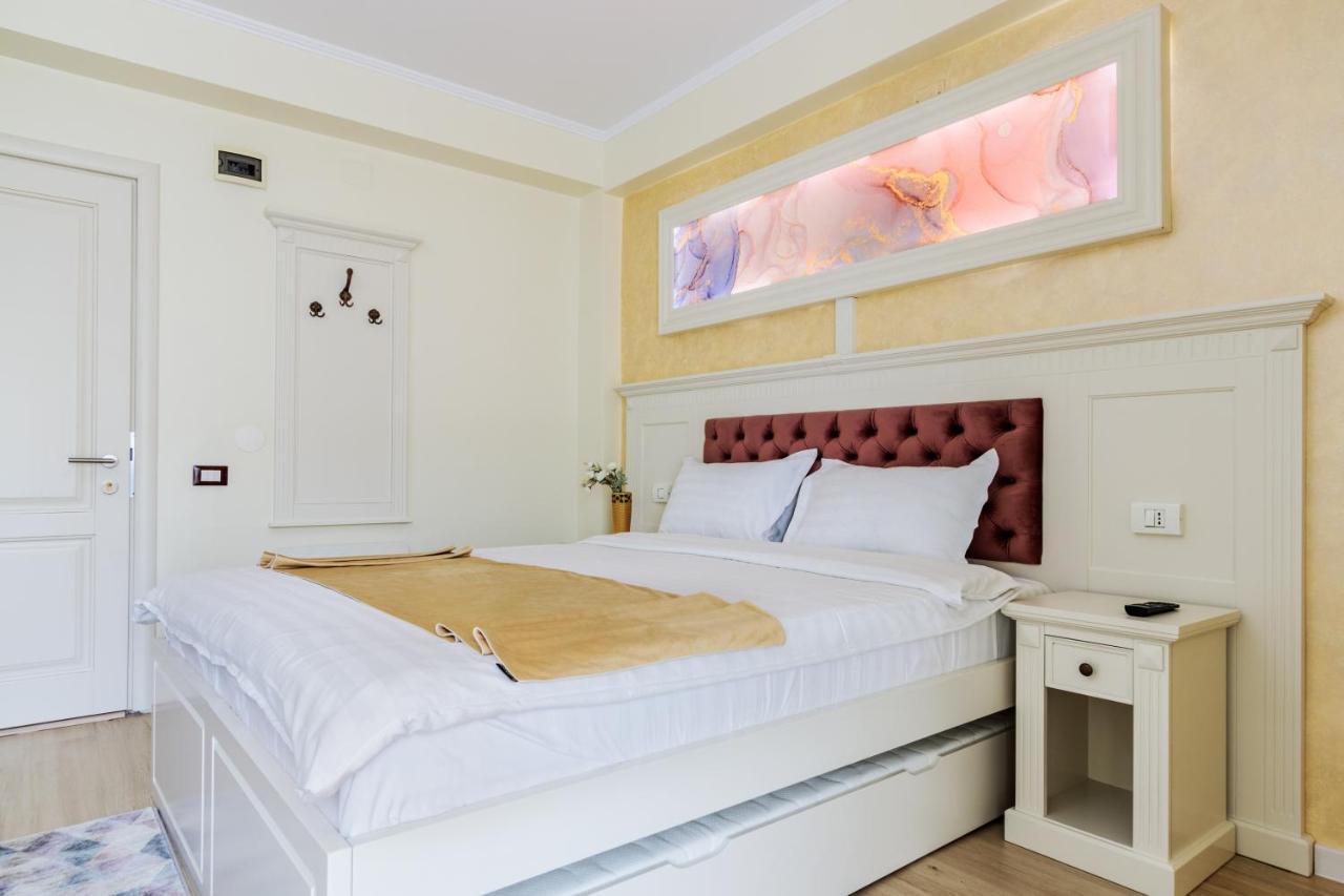 Hotel Central - Бэи­ле-Олэ­неш­ти Экстерьер фото