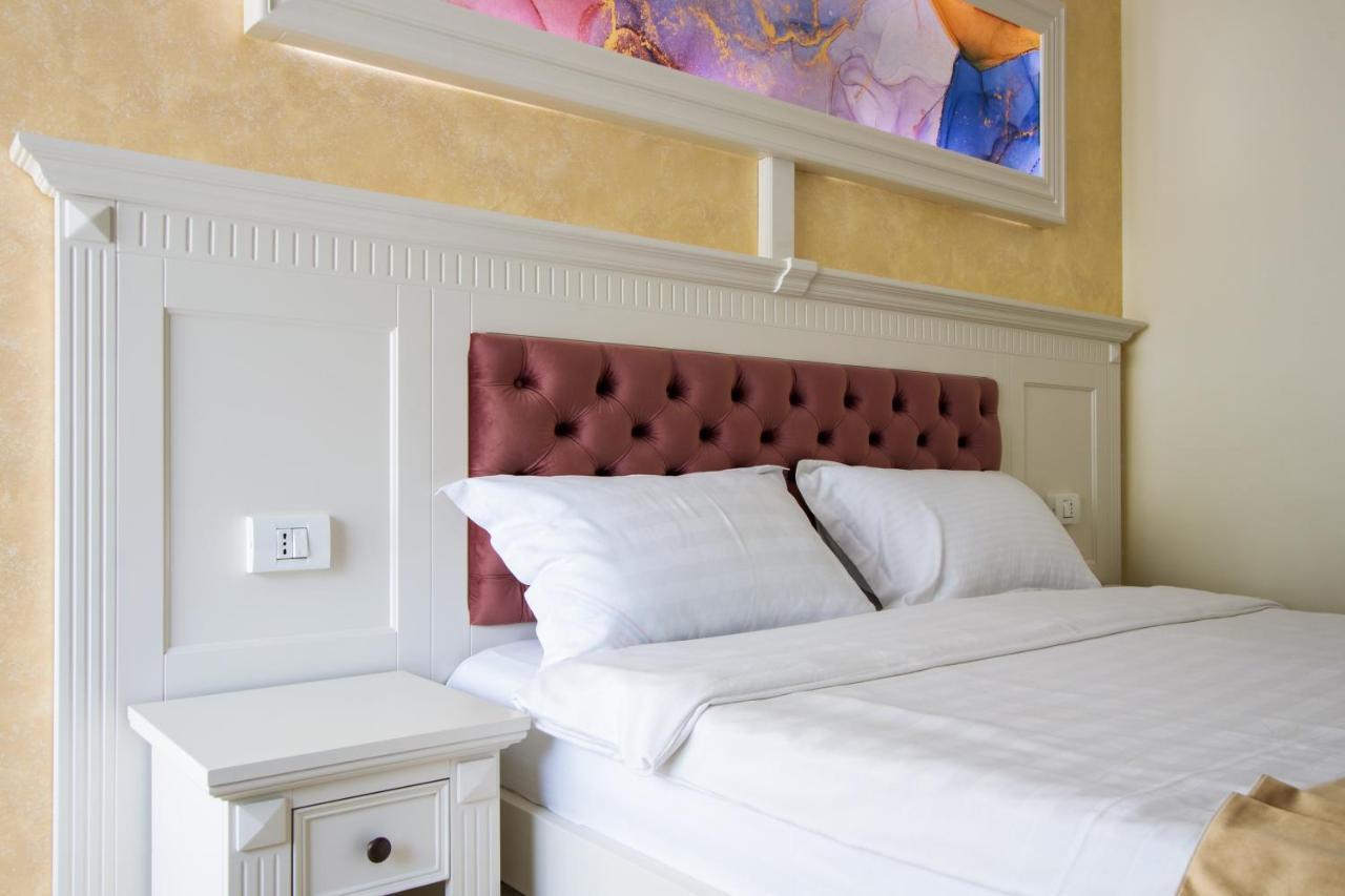 Hotel Central - Бэи­ле-Олэ­неш­ти Экстерьер фото