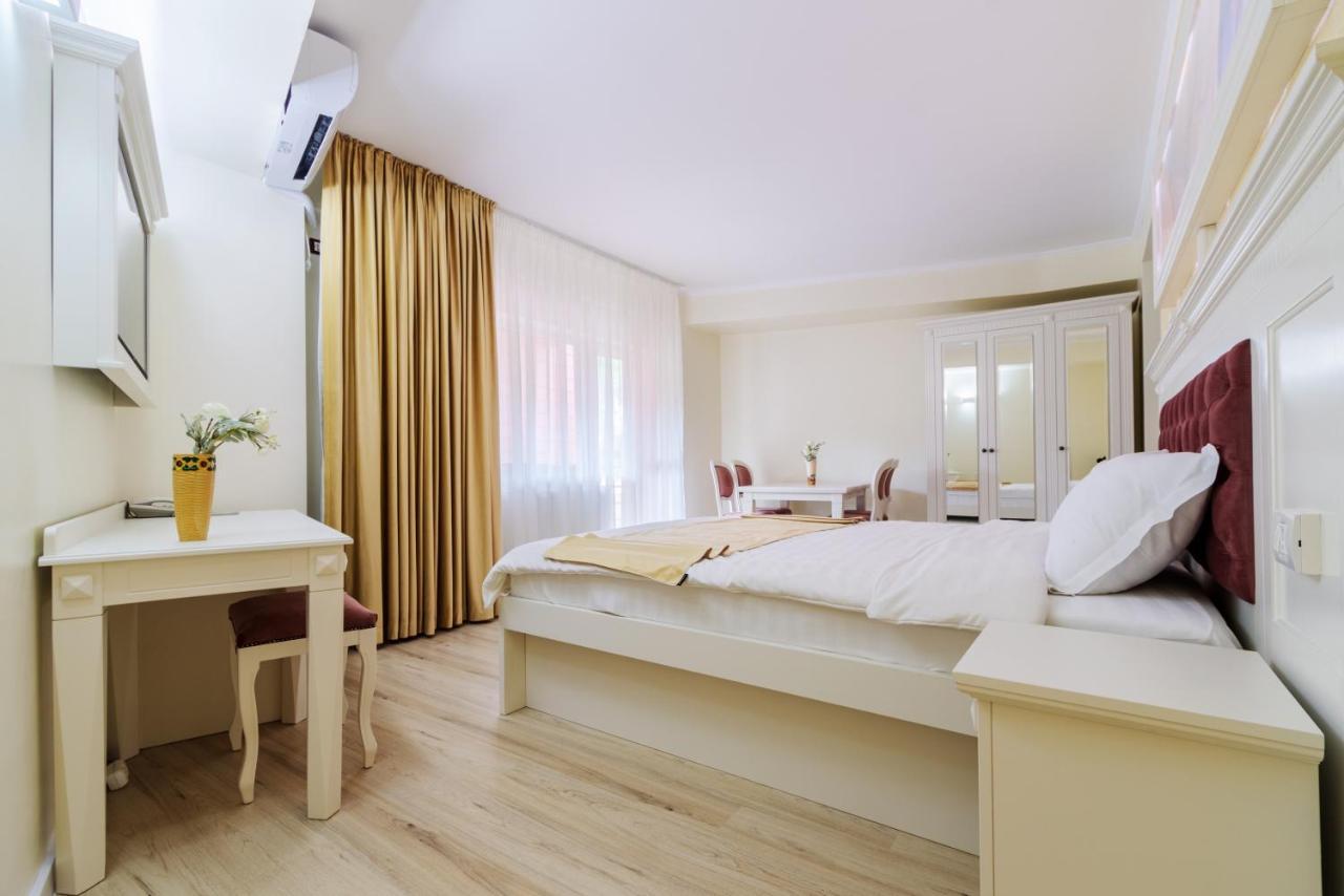 Hotel Central - Бэи­ле-Олэ­неш­ти Экстерьер фото