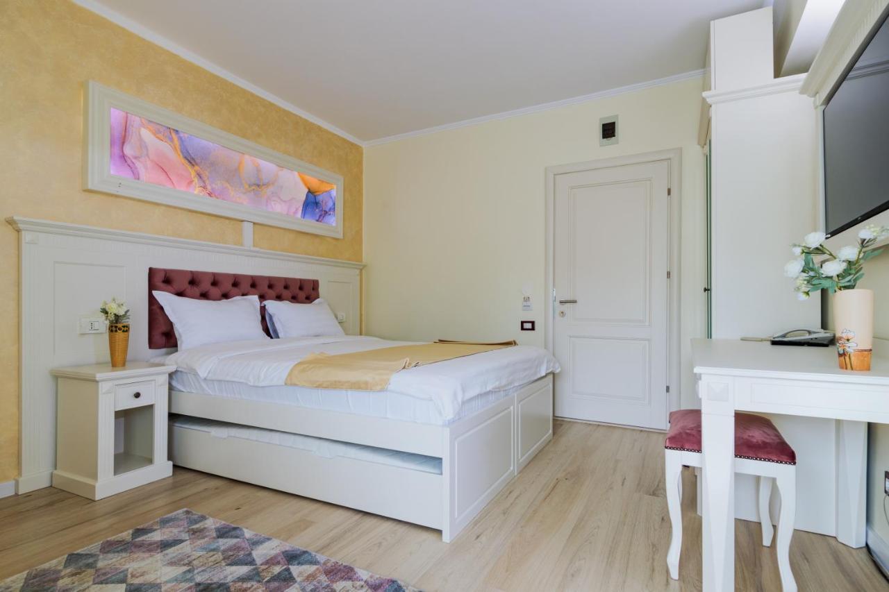 Hotel Central - Бэи­ле-Олэ­неш­ти Экстерьер фото