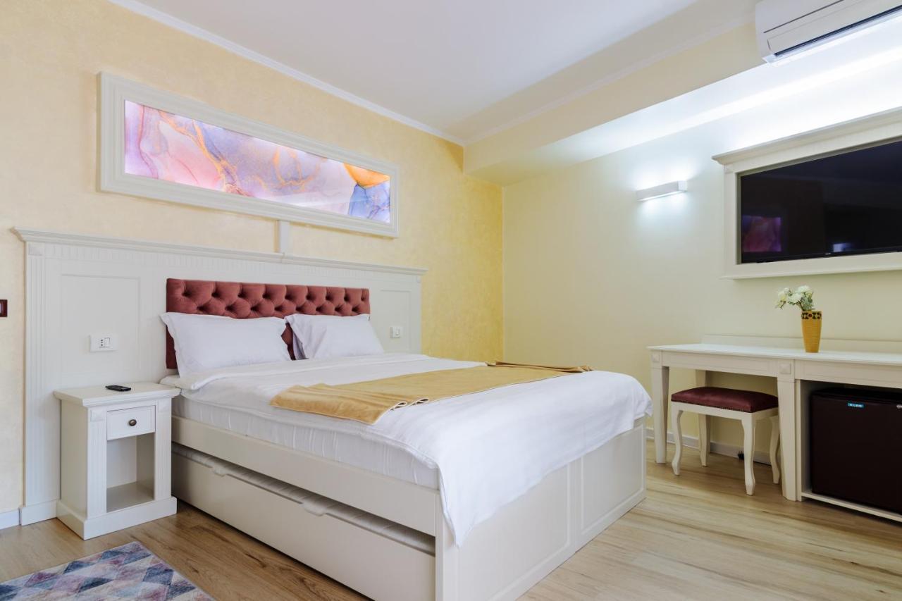 Hotel Central - Бэи­ле-Олэ­неш­ти Экстерьер фото